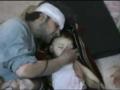 فيديو لأب سوري جريح يحتضن طفلة القتيل في قصف